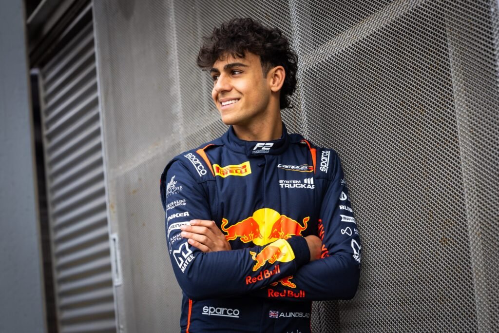 Arvid Lindblad conduce el Red Bull durante su debut en México 2025.