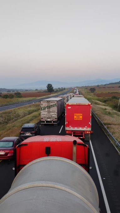 Bloqueos carreteros persisten