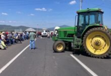 Bloqueos carreteros persisten