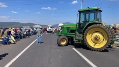 Bloqueos carreteros persisten