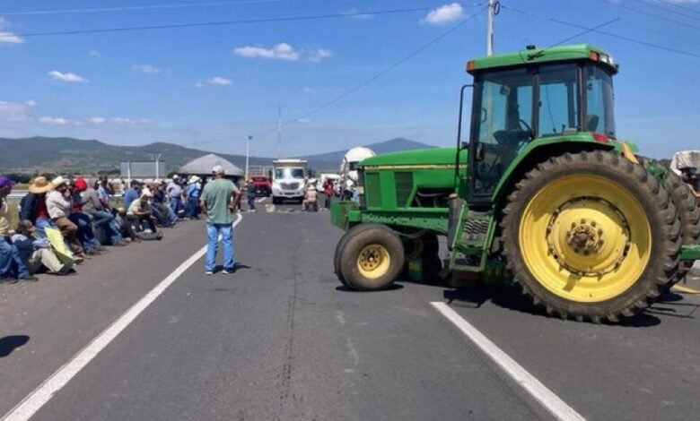 Bloqueos carreteros persisten