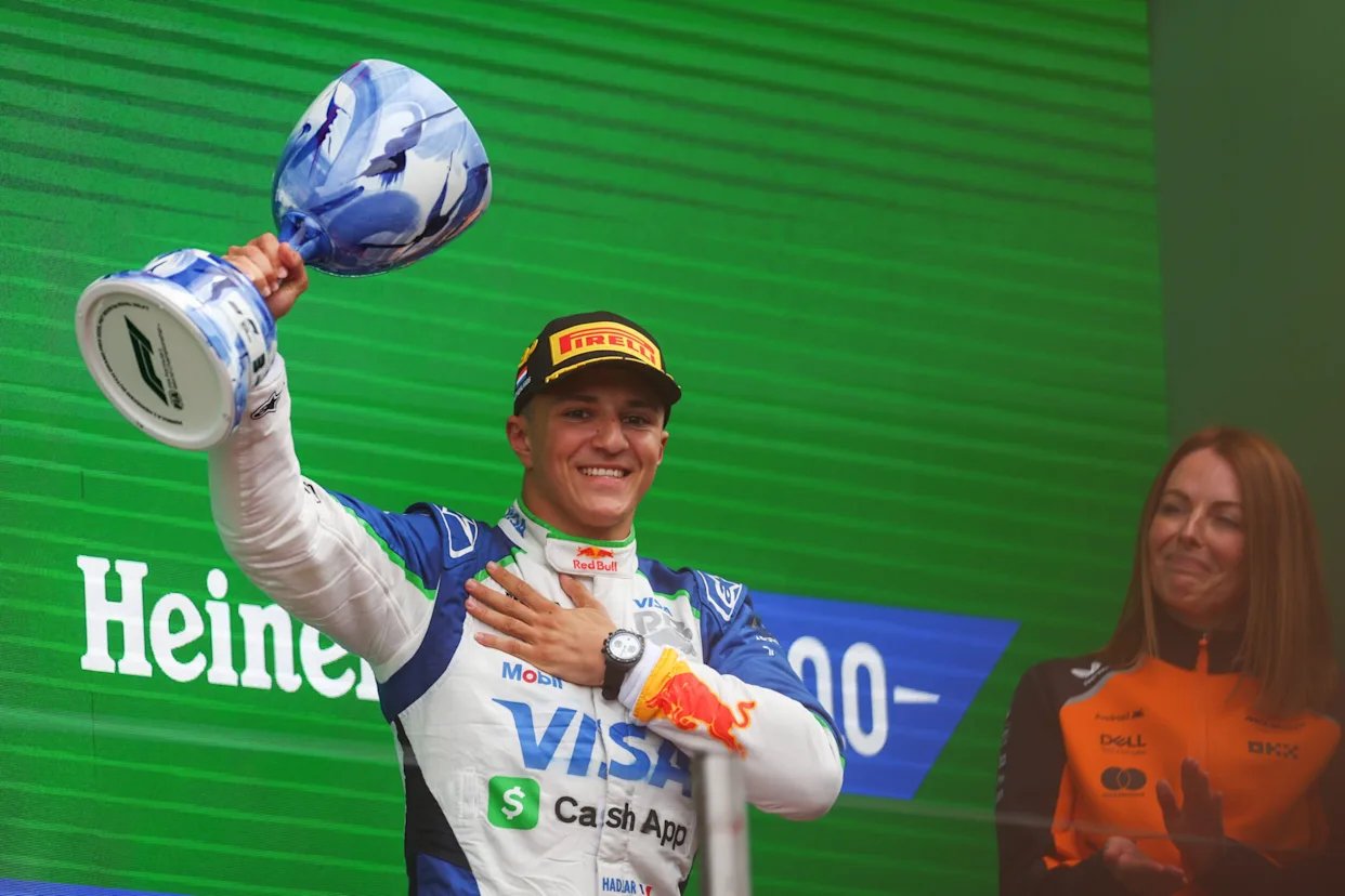 Isack Hadjar podría ascender de Racing Bulls a Red Bull en 2026.