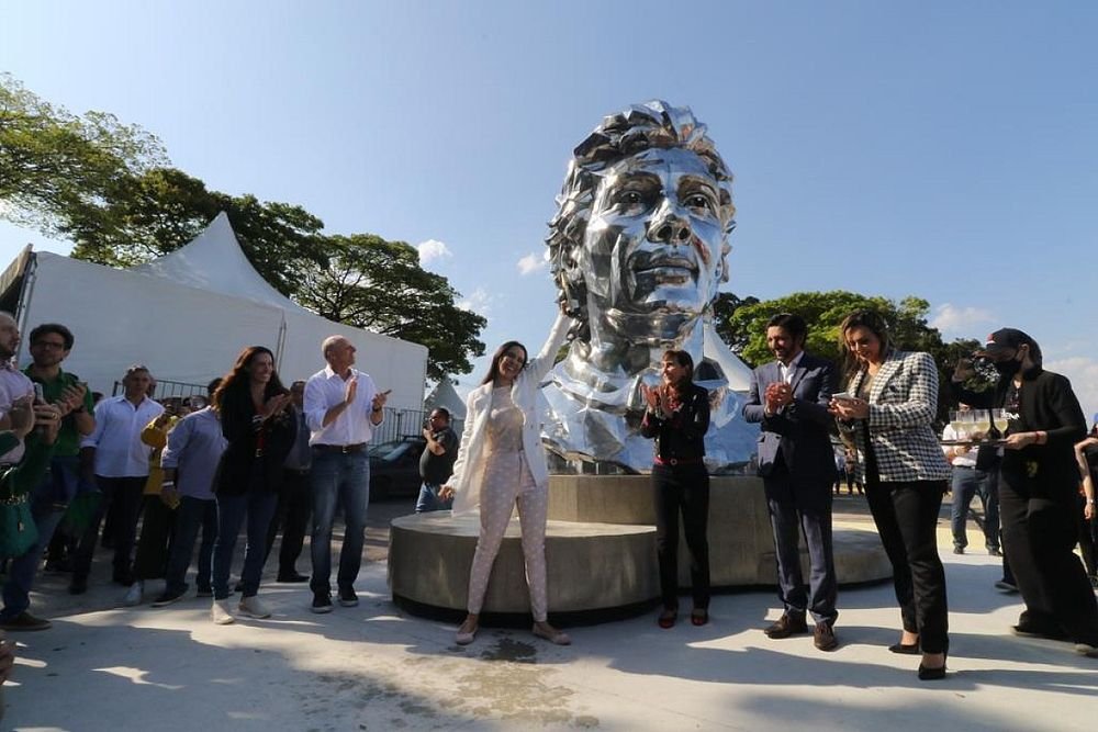 Escultura de Ayrton Senna en el Autódromo José Carlos Pace