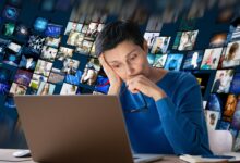 MUJER DECAÍDA CON FONDO DE MULTIPLES PANTALLAS ENCENDIDAS