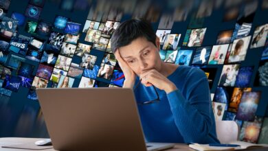 MUJER DECAÍDA CON FONDO DE MULTIPLES PANTALLAS ENCENDIDAS