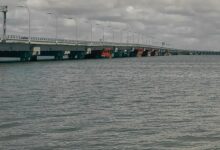 Puente Nichipté en Cancún con apuntalamientos visibles de color rojo entre pilotes sobre el océano.