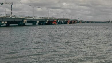 Puente Nichipté en Cancún con apuntalamientos visibles de color rojo entre pilotes sobre el océano.