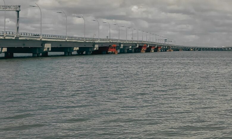 Puente Nichipté en Cancún con apuntalamientos visibles de color rojo entre pilotes sobre el océano.