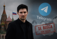 Pavel Durov con un monumento ruso de fondo y un sello de "SE BUSCA" y el logro de Telegram
