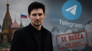 Pavel Durov con un monumento ruso de fondo y un sello de "SE BUSCA" y el logro de Telegram